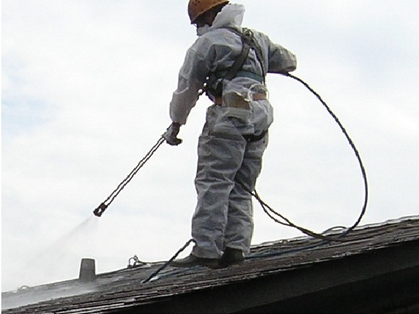 Asbestzementplatten an Gebäuden sicher reinigen