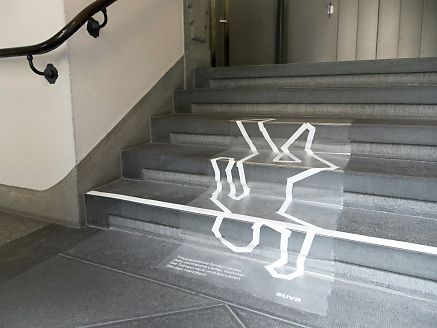 Weisser Umriss einer Person (Tatortzeichnung) auf einer Treppe 