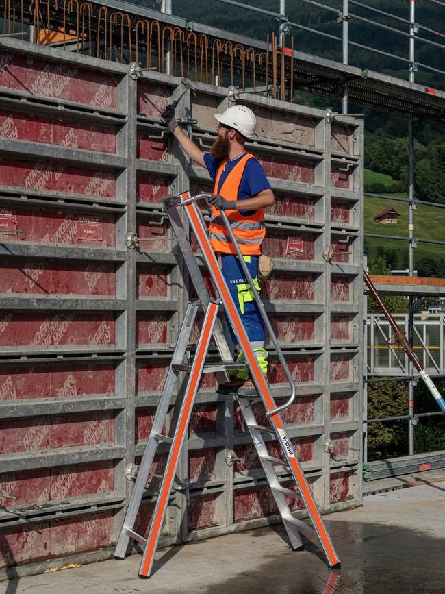 Travaux de coffrage avec l’échelle à plateforme légère