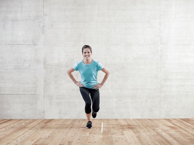 Posizione per l'esercizio di stabilizzazione delle gambe, poco prima del salto.