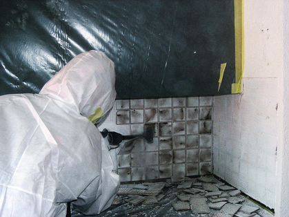 Vorgehen bei Asbest in Plattenkleber und Spachtelmasse