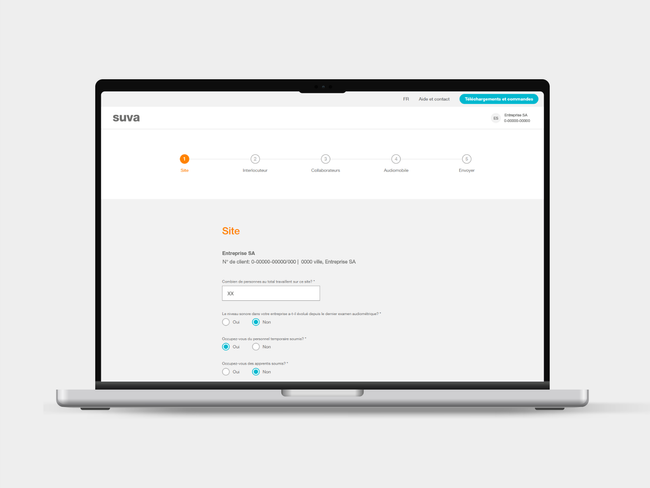 Service en ligne pour l'examen de l'ouïe sur ordinateur portable et smartphone, où les informations de localisation telles que le nombre d'employés et la situation sonore sont indiquées pour le test auditif.