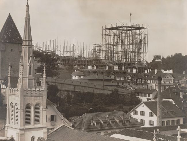 Bauphase mit Matthäueskirche im Vordergrund.JPG