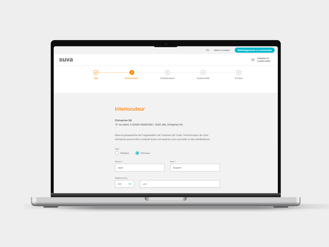 Interface utilisateur du portail mySuva sur ordinateur portable et smartphone pour la saisie de la personne de contact pour le service en ligne d'examen de l'ouïe ; étape du processus d'inscription pour définir la personne de contact pour le test de l'ouïe - avec des champs pour la saisie du nom et du numéro de téléphone.