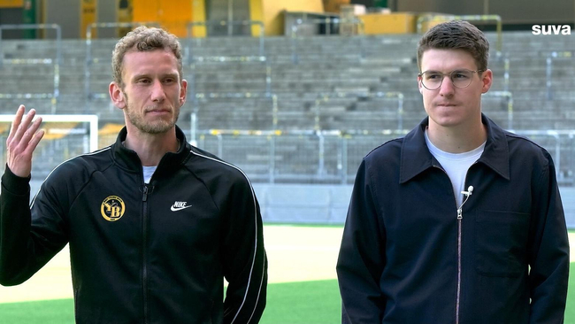 Es zeigt zwei Personen, Lustenberger und Wieland, im Interview im Stadium.