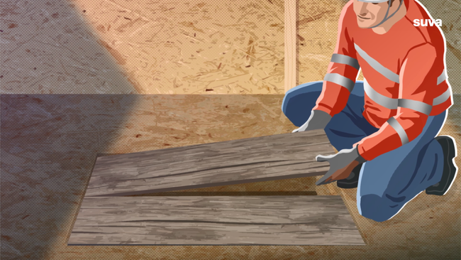 Illustrazione di un operaio che copre un’apertura nel pavimento con tavole di legno.