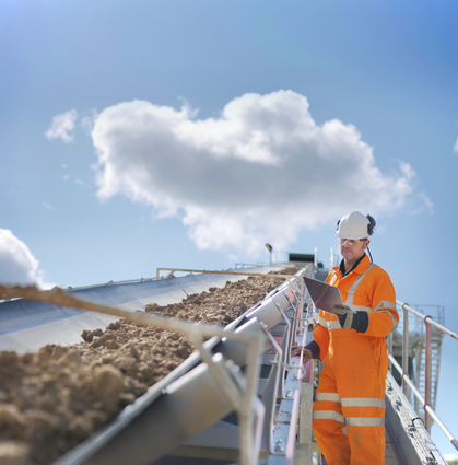 Unfall: Hand an Förderband abgerissen