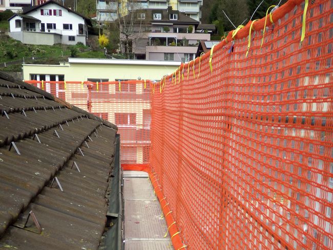pont de ferblantier avec paroi de protection de couvreur pour une pente de toit supérieure à 30°.