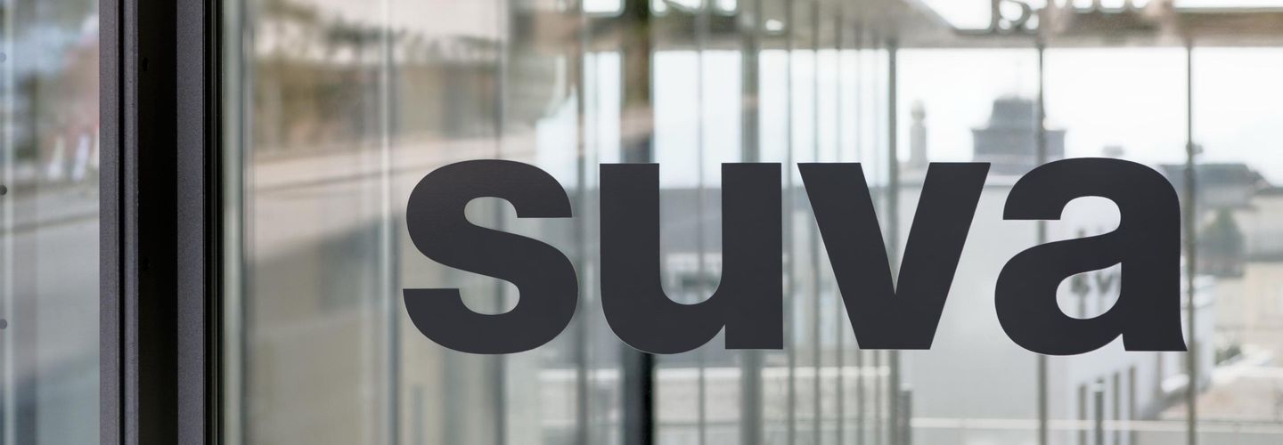 Logo Suva à l'entrée principale de Fluhmatt