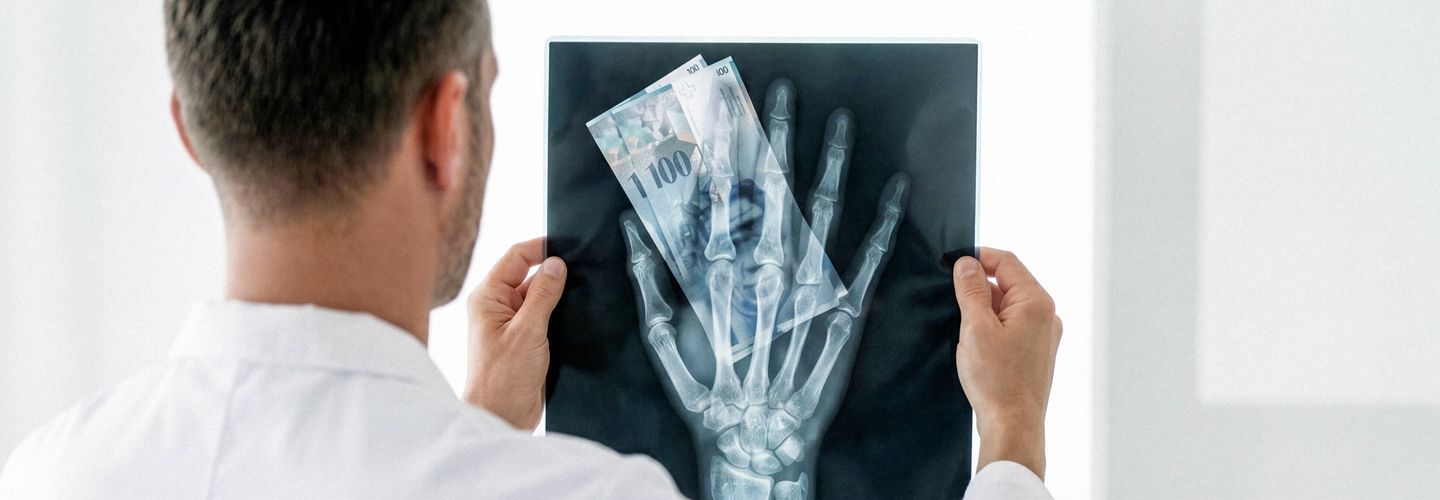suva_versicherungsmissbrauch_roentgen-hand-geld_header_2880x1310px_rgb.jpg