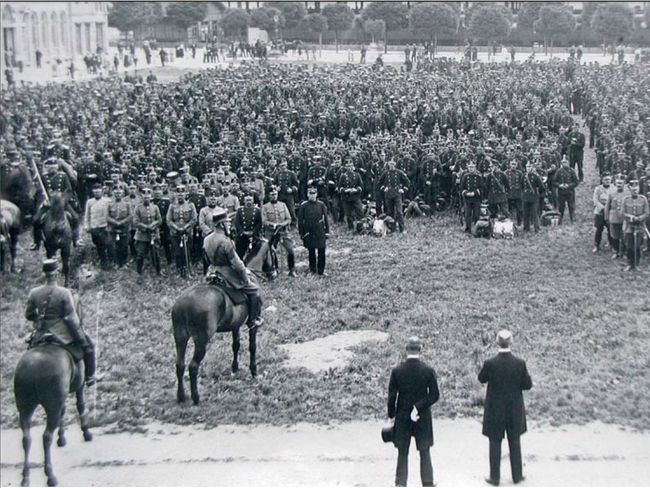 Stadtarchiv_Luzern_OEKK-Geschichte_S._122_1._Weltkrieg_Vereidigung_Luzerner_Truppen_Zentralmätteli_Luzern.JPG