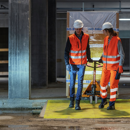 Körper schonen beim Lastentransport auf der Baustelle