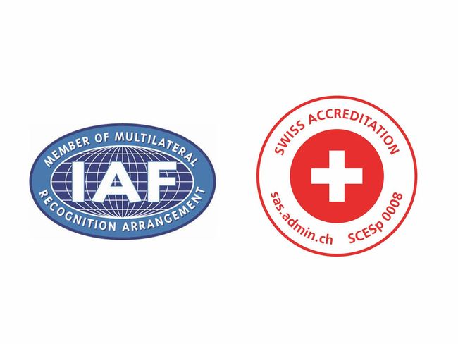 Links ist das rot-weisses Emblem mit dem Schweizerkreuz und dem Text Swiss Accreditation abgebildet. Rechts das blau-weisse Oval der IAF mit dem Text Member of Multilateral Recognition Arrangement.