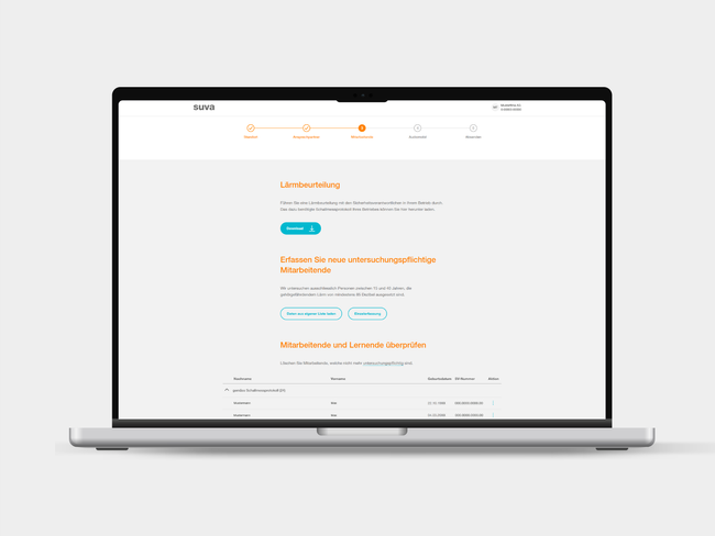 Schritt im Online-Portal zur Gehöruntersuchung auf Laptop und Smartphone, bei dem unter Lärmbeurteilung neue untersuchungspflichtige Mitarbeitende für den Gehör Test erfasst und vorhandene Daten überprüft werden.