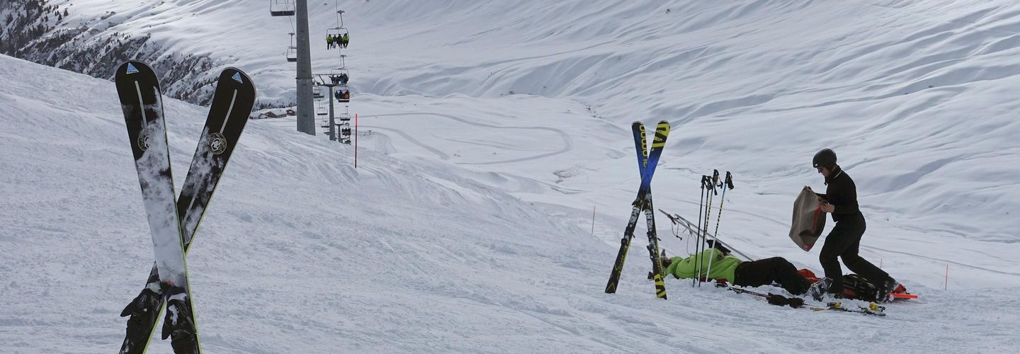L’immagine mostra una situazione di primo soccorso sulla pista da neve.