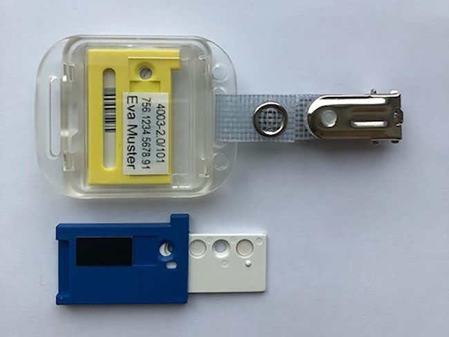 Ein Ganzkörperdosimeter ist abgebildet. Es besteht aus einem gelben und einem blauen Element.