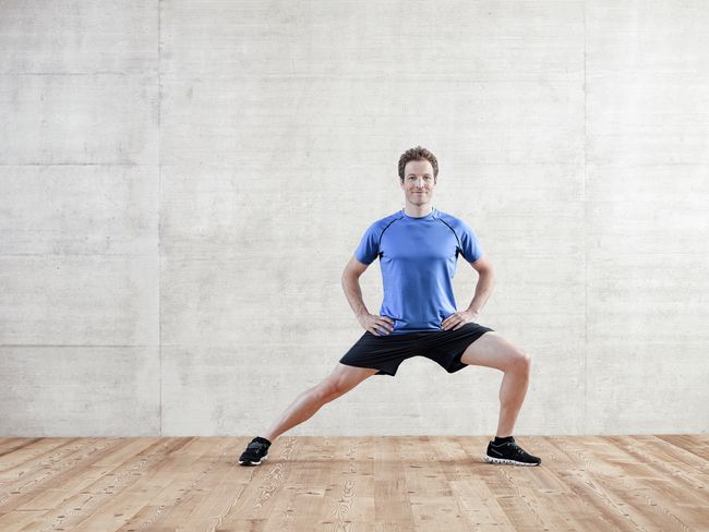 L'esercizio di allungamento per i muscoli interni dell'anca si inizia divaricando le gambe