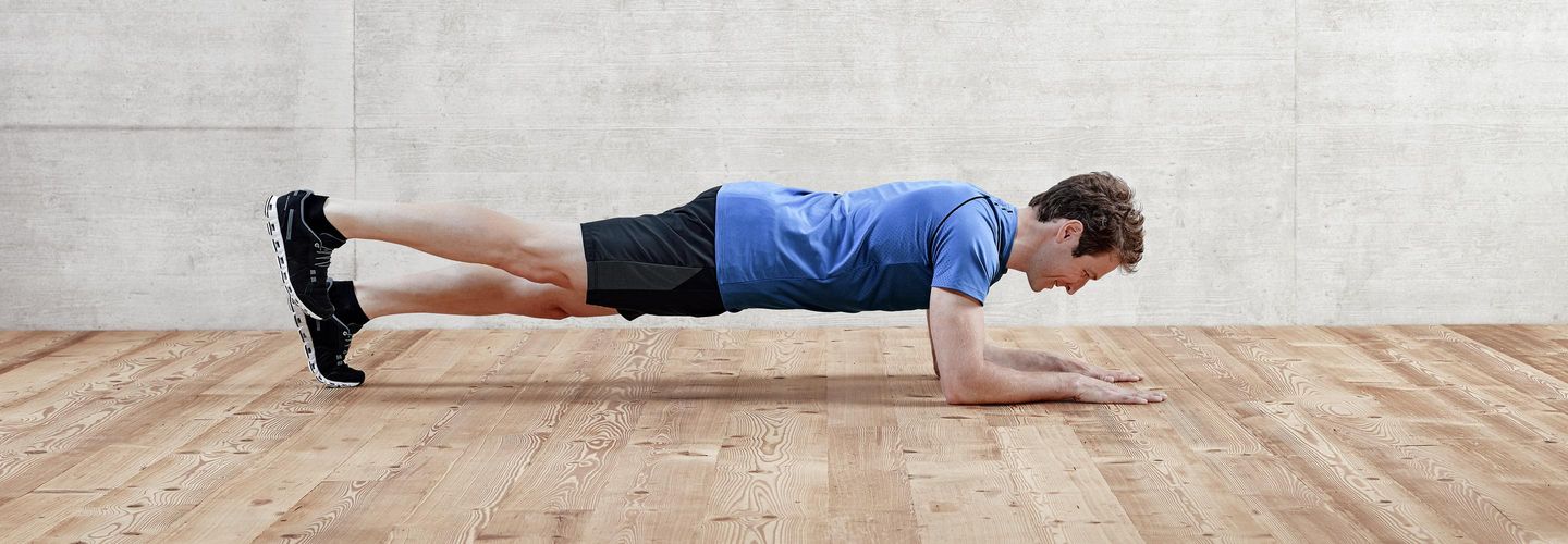 L'intensità dell'esercizio per rinforzare la muscolatura del tronco e delle spalle aumenta sollevando una gamba da terra e tenendola brevemente sospesa.