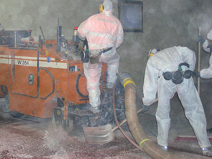 Asbest in Steinholz – Belag mit Fräse entfernen