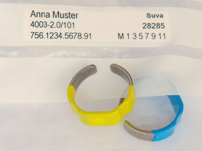 Nella figura sono illustrati due dosimetri, uno giallo e uno blu.Hanno la forma di un anello aperto.