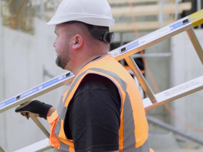 Jérémy en chantier: film sur les échelles