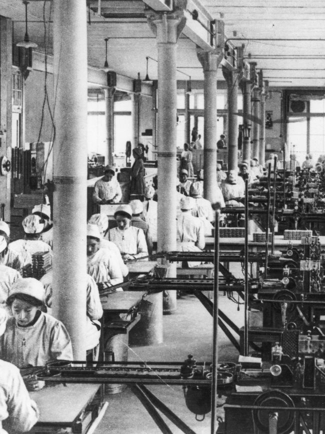 Sozarch_F_5030-Fb-0029_Nährmittelfabrik_ Arbeiterinnen an Maschinen und Fliessband, zwischen 1900 und 1930 .tif