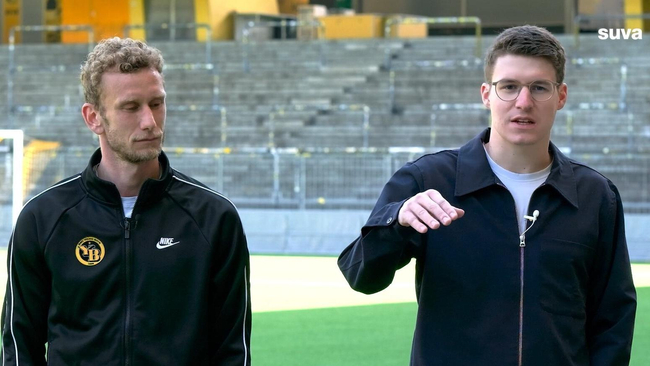 Es zeigt zwei Personen, Lustenberger und Wieland, im Interview im Stadium.