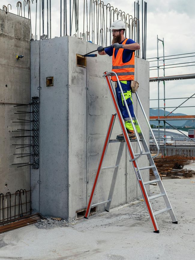 Arbeiten mit der leichten Plattformleiter