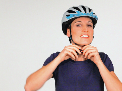 Ecco come indossare correttamente il casco da bici