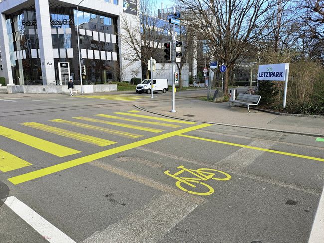 Der Aufstell- bzw. Wartebereich für Velofahrerinnen und Velofahrer vor Ampeln an grossen Kreuzungen ist auch als Velosack bekannt