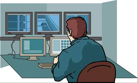 Un opérateur est assis devant plusieurs écrans de contrôle. Sur les écrans du haut, il surveille un convoyeur, sur ceux du bas, il reçoit des informations sur le flux de marchandises.
