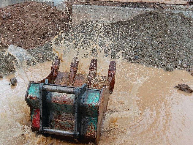 Eine Demonstration zeigt, wie ein nicht korrekt verriegeltes Werkzeug mit voller Wucht in eine mit Wasser gefüllte Grube donnert.