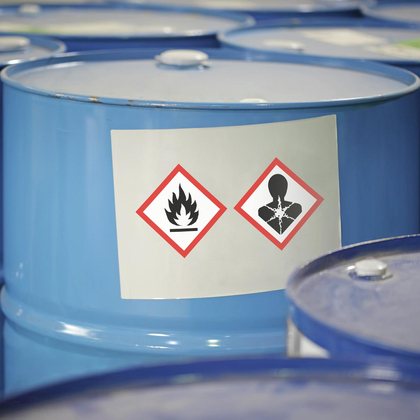 Was bedeuten die Gefahrensymbole für Chemikalien?