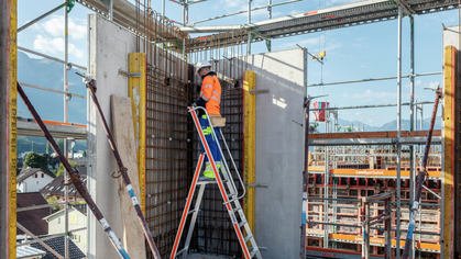 Lavorare in sicurezza su scale leggere con piattaforma