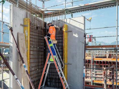 Sécurité au travail renforcée grâce à l’échelle à plateforme légère