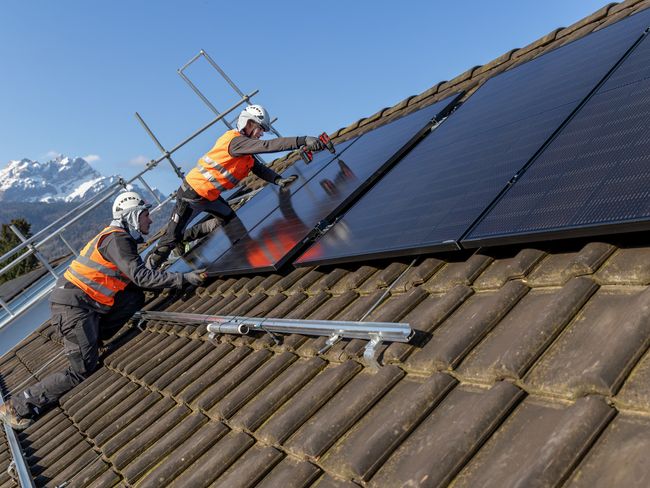 Montage von Solarpanels auf einem Steildach.