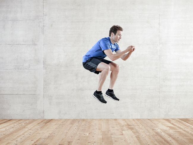 Pour augmenter l’intensité de l’exercice de renforcement des muscles de la cuisse, un saut est effectué de temps en temps.