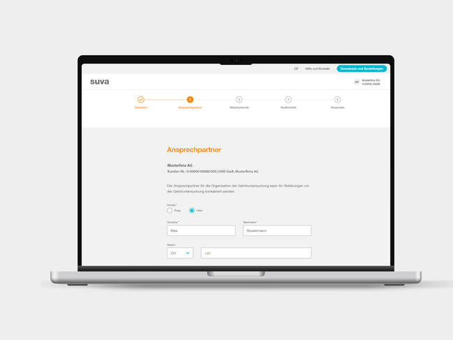 Benutzeroberfläche des mySuva Portals auf Laptop und Smartphone zur Erfassung der Ansprechperson für den Online-Service Gehöruntersuchung; Schritt im Anmeldeprozess, um die Ansprechperson für den Gehör Test zu definieren – mit Feldern zur Eingabe von Name und Telefonnummer.