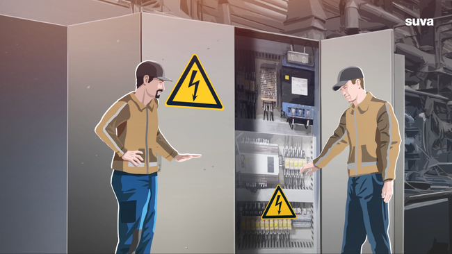 Illustration: Zwei Arbeiter stehen vor einem geöffneten Sicherungsschrank, der mit einem Warnzeichen für gefährliche elektrische Spannung versehen ist.