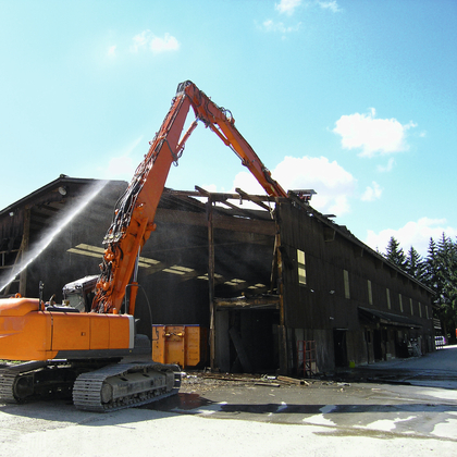 Opuscolo amianto: demolizione di edifici con escavatore