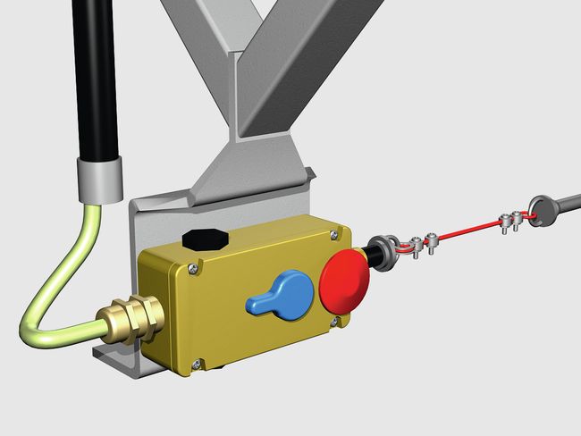 Ein Not-Halt-Gerät ist als Seilzugschalter konstruiert. Der Drucktaster ist auf einer gelben Box montiert, durch die ein Seilzug führt.