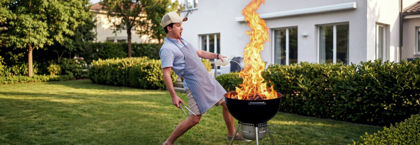 Mann, Grill, Grillanzünder, Stcihflamme, Unfallgefahr