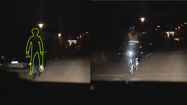 Un ciclista, a destra con luci e giubbotto catarifrangente e a sinistra senza luci e senza giubbotto catarifrangente, dal punto di vista di un automobilista che circola in senso opposto.