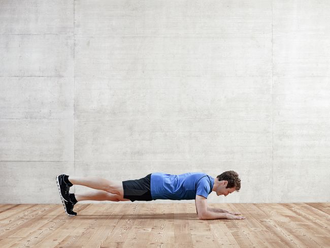 L’exercice de musculation du tronc et des épaules est plus intense en levant une jambe et en la maintenant brièvement en l’air.