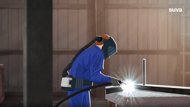 Illustrazione: Un operaio salda un componente in metallo indossando un apparecchio respiratorio.