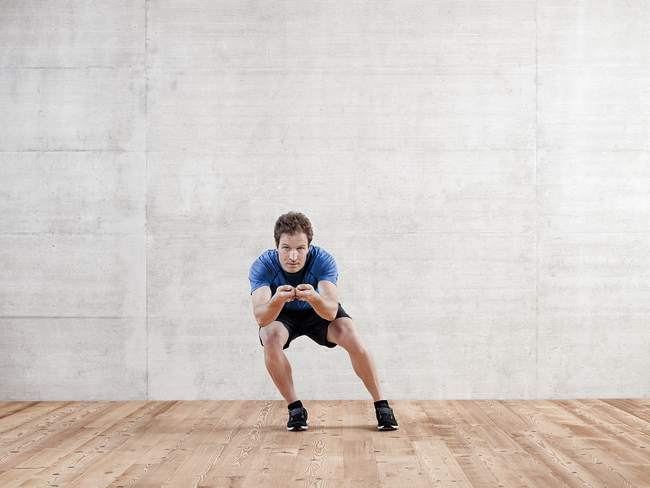 Pour augmenter l’intensité de l’exercice de renforcement des muscles de la cuisse, le poids est transféré à droite et à gauche en position de descente.