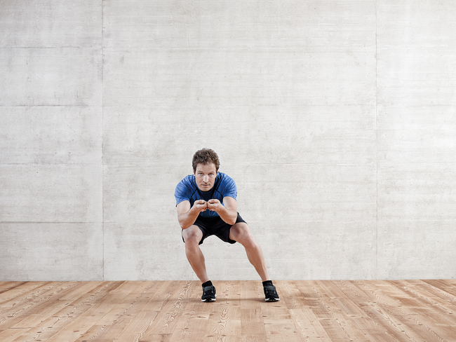 Nella posizione di discesa puoi aumentare l'intensità dell'esercizio per rafforzare i muscoli della coscia spostando il peso a destra e a sinistra.