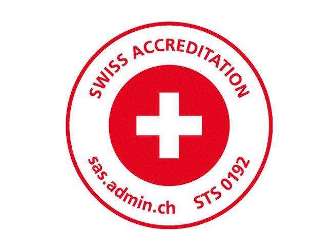 Représentation d’un logo de Swiss Accreditation sous forme de cercle. Un drapeau suisse rond se trouve au milieu.