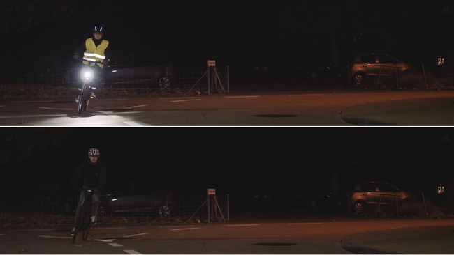 Un ciclista che cambia direzione, a destra con luci e giubbotto catarifrangente e a sinistra senza luci e senza giubbotto catarifrangente, dal punto di vista di un automobilista.