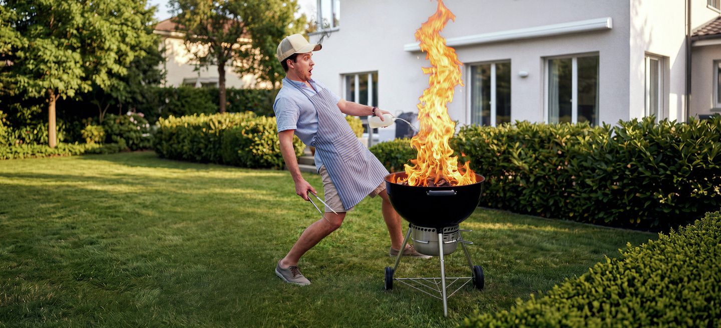 Mann, Grill, Grillanzünder, Stcihflamme, Unfallgefahr